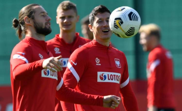 "Robert Lewandowski kończy karierę". Post na Twitterze zelektryzował kibiców