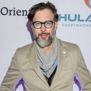 Szymon Majewski przedstawił nowy model maseczki. Tak zadrwił z Tomasza Karolaka