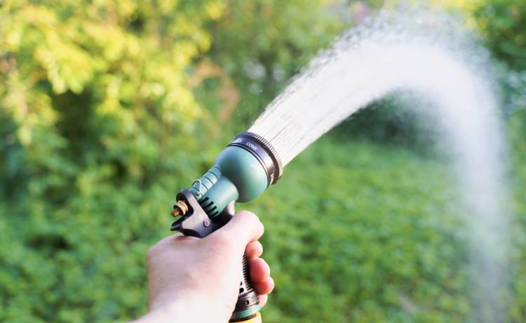 Podlejesz ogródek lub umyjesz auto? Będzie Ci groził wysoki mandat