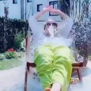 Katarzyna Zielińska padła „ofiarą” śmigusa-dyngusa! To wszystko sprawka męża aktorki