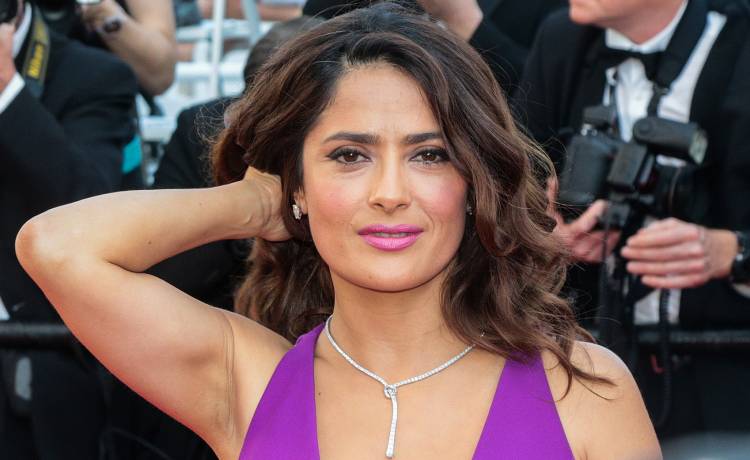 Salma Hayek odważnie odsłania biust na tle morza. "Jesteś idealna" [FOTO]