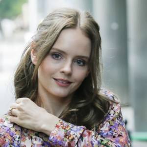 Olga Kalicka delikatnie odsłania ciało w zmysłowej stylizacji! Materiał eksponuje nagi biust aktorki [ZDJĘCIA]