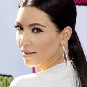 Kim Kardashian pręży ciało pod palmami. Skąpe bikini niewiele zakrywa! [FOTO]