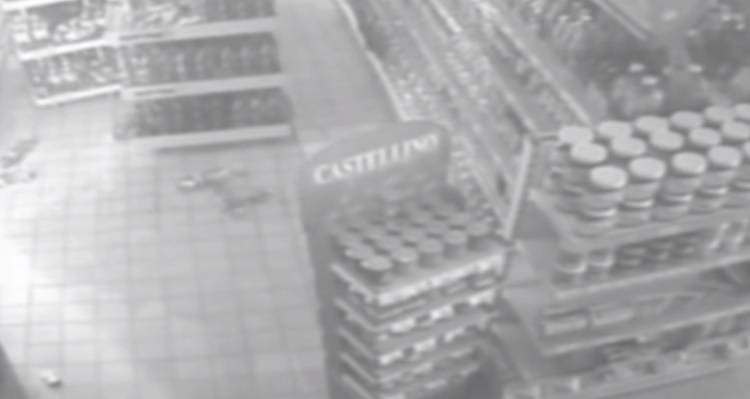 Włamał się do sklepu, ale nie potrafił z niego wyjść. Absurdalne nagranie trafiło do sieci [WIDEO]