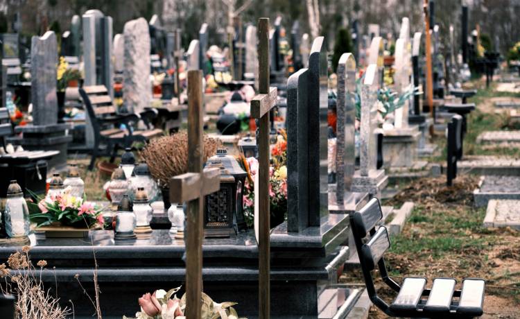 Impreza na krakowskim cmentarzu? Ciężko uwierzyć w to, co zrobili Ci dwaj mężczyźni