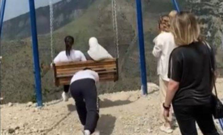 Rosja. Huśtawka zawieszona nad gigantyczną przepaścią urwała się. Nagranie mrozi krew w żyłach [WIDEO]                                                      