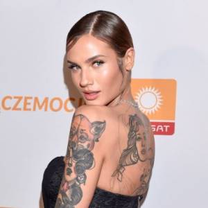 Karolina Gilon na wakacjach w Mielnie. Modelka wyeksponowała opalony dekolt. "Śliczna jak zawsze" - piszą fani