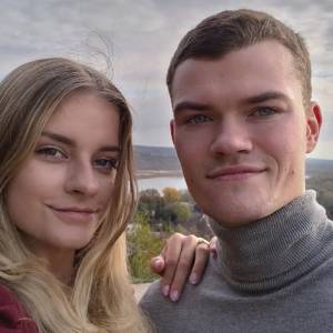 Adrianna z "Rolnik szuka żony" w objęciach Michała. Kadr z sesji narzeczeńskiej oczarował internautów! "Bajkowe zdjęcie"