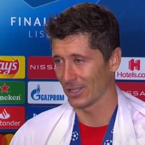 Robert Lewandowski ze łzami w oczach po finale Ligi Mistrzów. Łamiącym głosem wspominał zmarłego ojca 