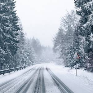 Kosili trawę po łydki w śniegu. „Zima znowu zaskoczyła” polskich drogowców!