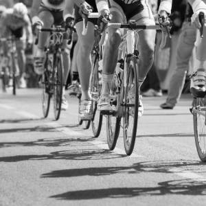 Śmiertelny wypadek na wyścigu kolarskim. Tuż przed metą zginął dyrektor grupy [WIDEO]