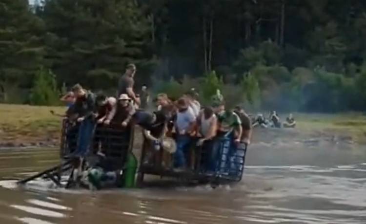 Przejazd monster truckiem nie udał się. Pasażerowie wpadli do rzeki [WIDEO]