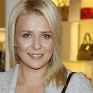 Aneta Zając zrezygnowała z blondu? Aktorka w ciemnych włosach wygląda jak gwiazda disco polo! 