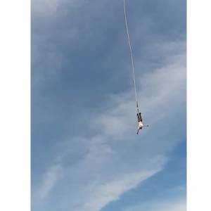 Spadł z kilkunastu metrów skacząc na bungee. Podczas lotu zsunęła się uprząż zabezpieczająca