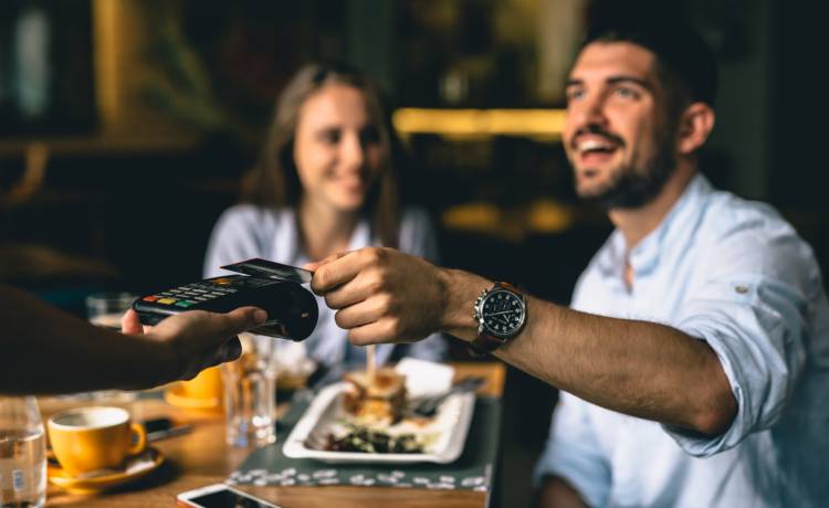 Chciała, aby kelner podzielił rachunek na pół. Tego się nie spodziewała... [WIDEO]