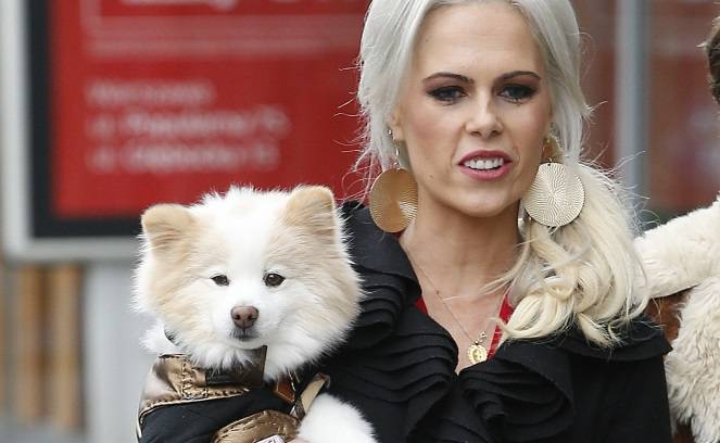 "Żona Hollywood" pokazała swój portret. Trudno ją rozpoznać