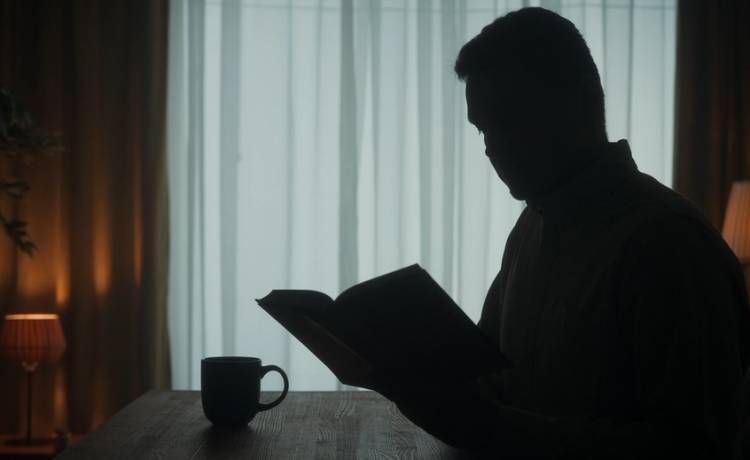 Włamywacz przyłapany na czytaniu podczas kradzieży, fot. Shutterstock