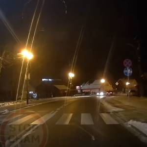 Próbował przepuścić dziewczynkę na pasach, ale... inni nie chcieli. "Brawo dla dziecka!" [WIDEO]