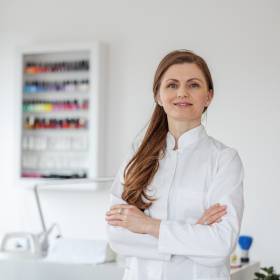 Co jest lepsze hybryda czy żelowe paznokcie? Ekspertka wyjaśnia: „narosło wiele historii grozy” 