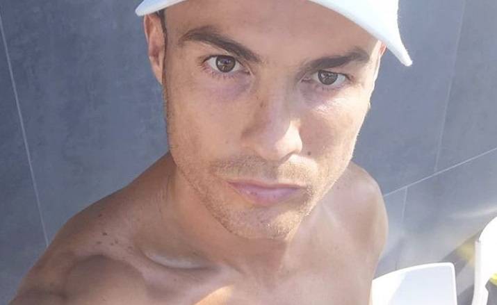 Cristiano Ronaldo diametralnie zmienił fryzurę. Burza loków podzieliła fanów!
