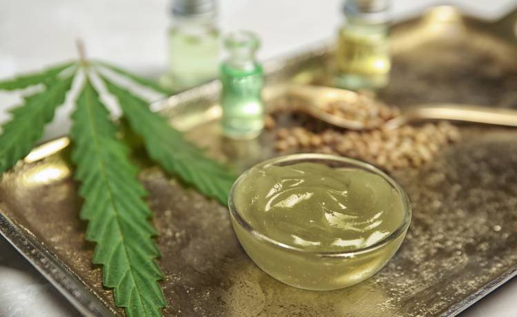 Wymyślił "cudowny balsam" chroniący przed 5G. Zarobił miliony