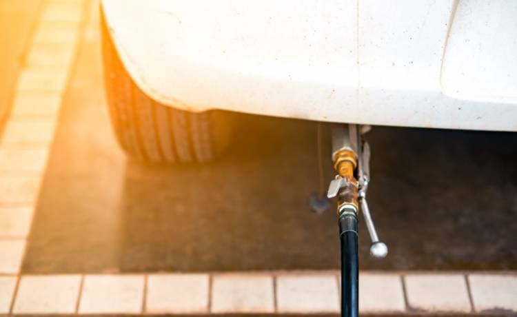 Urwany wąż z dystrybutora pląsał za jadącym samochodem... Nietypowa interwencja strażników [ZDJĘCIA]