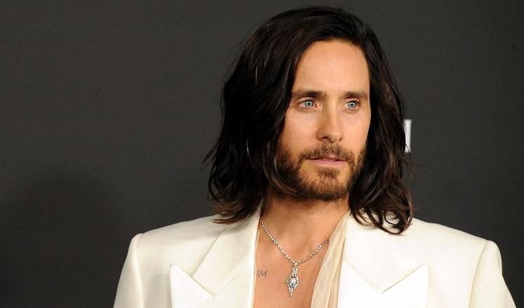 Jared Leto bez koszulki na urodzinowym zdjęciu. Co się stało z jego twarzą? Wygląda na swój wiek? [ZDJĘCIA]