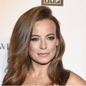 Anna Mucha wskoczyła w czerwoną sukienkę. Strój podkreślający dekolt przyciąga uwagę. "Ale hot" [WIDEO]