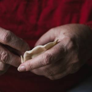 Oto sprawdzony przepis na miękkie ciasto na pierogi. O jednym musisz pamiętać!