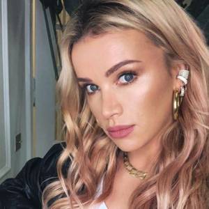 Maffashion w ciemnych, krótkich włosach. Blogerka przeszła sporą metamorfozę. "Naturalnie i młodo" - oceniają fani.