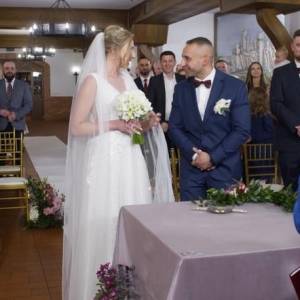 Marta ze "Ślubu..."  z pierścionkiem i bukietem róż! Jest szczęśliwie zakochana? [FOTO]