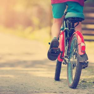 Pościg za włamywaczem na... dziecięcym rowerku. Nagranie z nietypowej akcji policjantki trafiło do sieci [WIDEO]