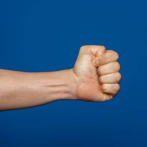 To, w jaki sposób zaciskasz pięść, ma znaczenie. Psychologia tłumaczy