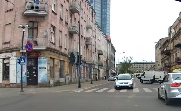 Zepsute auto wylądowało na słupie! Chcieli pomóc starszemu panu, ale nie przewidzieli skutków swojego działania. "Intencje mieli dobre" [WIDEO]