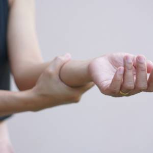 Zmagasz się ze skurczami dłoni? To może być objaw tężyczki