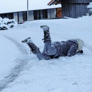 Sposób Francuzów na poruszanie się po lodzie. Dzięki temu się nie przewrócisz 