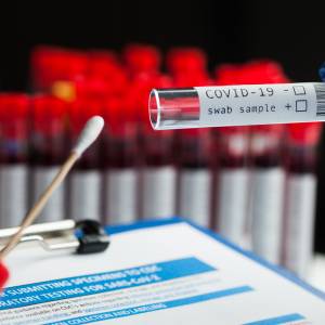 Czeka nas apogeum V fali. Będzie 800 tys. zakażeń dziennie? Rokowania - przerażają