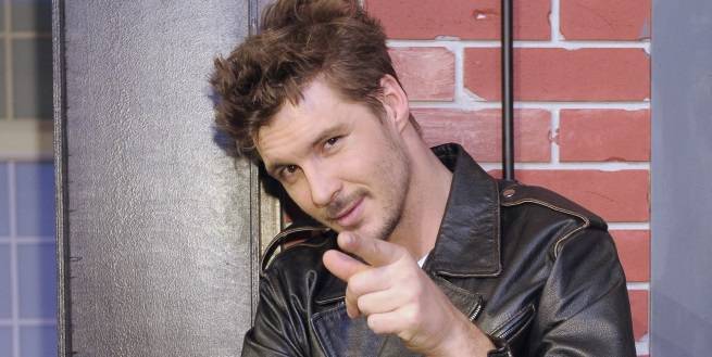 Mikołaj Roznerski wpatrzony w piękną blondynkę. "Idealne połączenie" - komentują internauci 