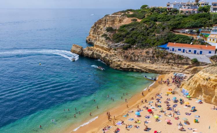 Polska ambasada ostrzega turystów. Możliwa ewakuacja z popularnego kierunku wakacyjnego, fot. Shutterstock