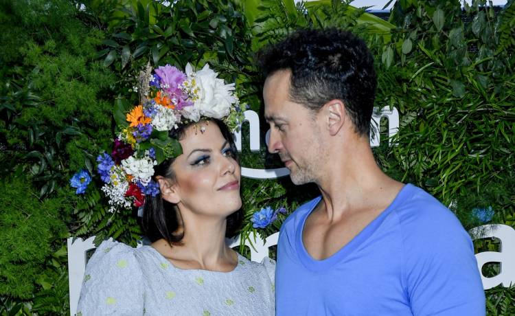 Alżbeta Lenska w skórzanej marynarce i bieliźnie. Żona Rafała Cieszyńskiego w drapieżnej sesji! [FOTO]