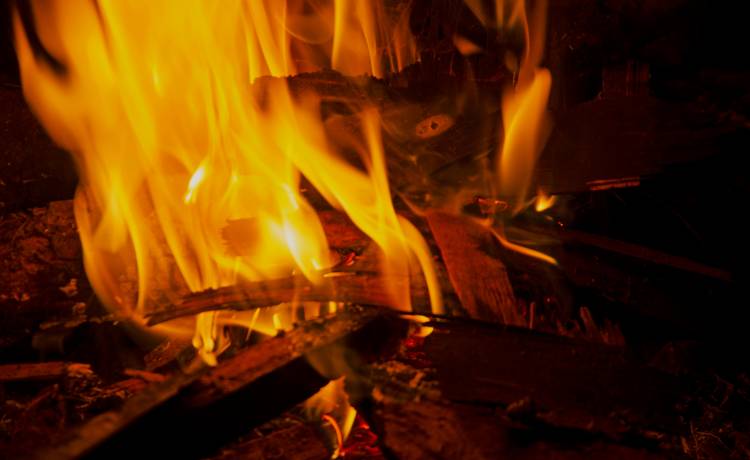 Mężczyzna tarzał się w ognisku. Ma poparzone prawie całe ciało