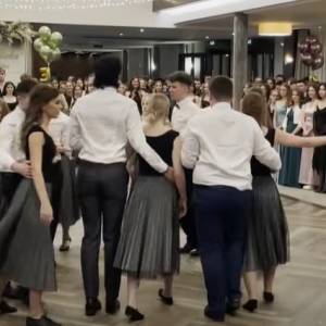 Tegoroczni maturzyści nie ograniczają się do poloneza. Licealiści z Opola zatańczyli do hitu Whitney Houston! [WIDEO]