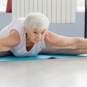 Stuletnia babcia ćwiczy z trenerem personalnym w domowej siłowni [WIDEO]