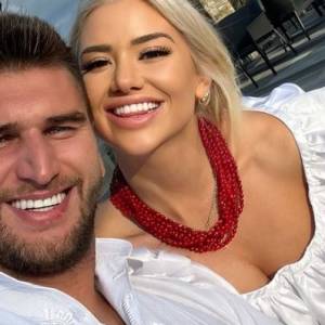 Josie z "Love Island" zmysłowo. Okrywający ciało ręcznik trzyma tylko jedną ręką. Gorący kadr trafił do sieci 