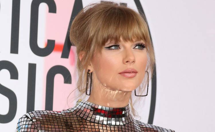 Taylor Swift na koncercie zraniła się w rękę. Winnym miał być Merkury [FOTO]