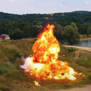 Ekipa Friza wysadziła samochód w powietrze! Skrajne opinie internautów: "Niektórzy ludzie chcieliby mieć takie auto i nim jeździć"