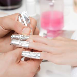 Wiele Polek popełnia te błędy w pielęgnacji paznokci. To postarza dłonie!