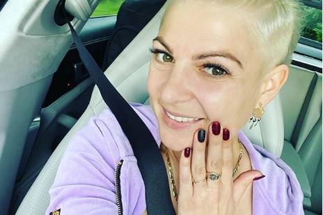 Magdalena Narożna odsłania piersi, pozując topless. Wokalistka "Pięknych i Młodych" w odważnym wydaniu! 