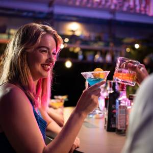 Nowy wynalazek. Zacznie świecić, jeśli rozpozna w napoju pigułkę gwałtu