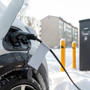 Jeździł autem elektrycznym podczas mrozu. Miał do przejechania ponad 400 km